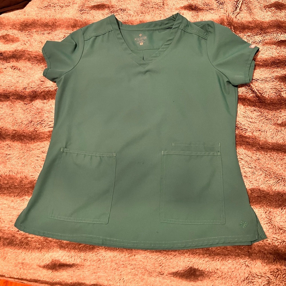 Med Couture Insight 3 pocket top
